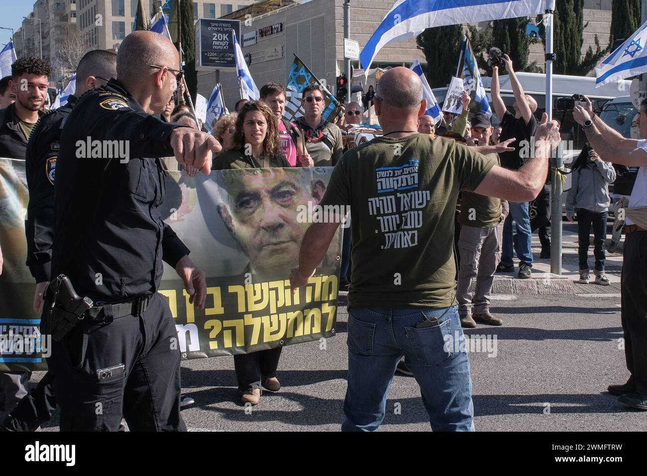 Jérusalem, Israël. 26 février 2024. Les manifestants se rassemblent devant la Cour suprême d'Israël alors que les juges entendent des appels contestant les réformes proposées par Netanyahou en matière de service militaire. Le projet de loi vise à étendre le service obligatoire pour les hommes et les réservistes, tandis que les manifestants exigent un partage égal du fardeau et la fin des exemptions pour les communautés ultra orthodoxes, appelant à ce que tout le monde passe sous le brancard. Crédit : NIR Alon/Alamy Live News Banque D'Images