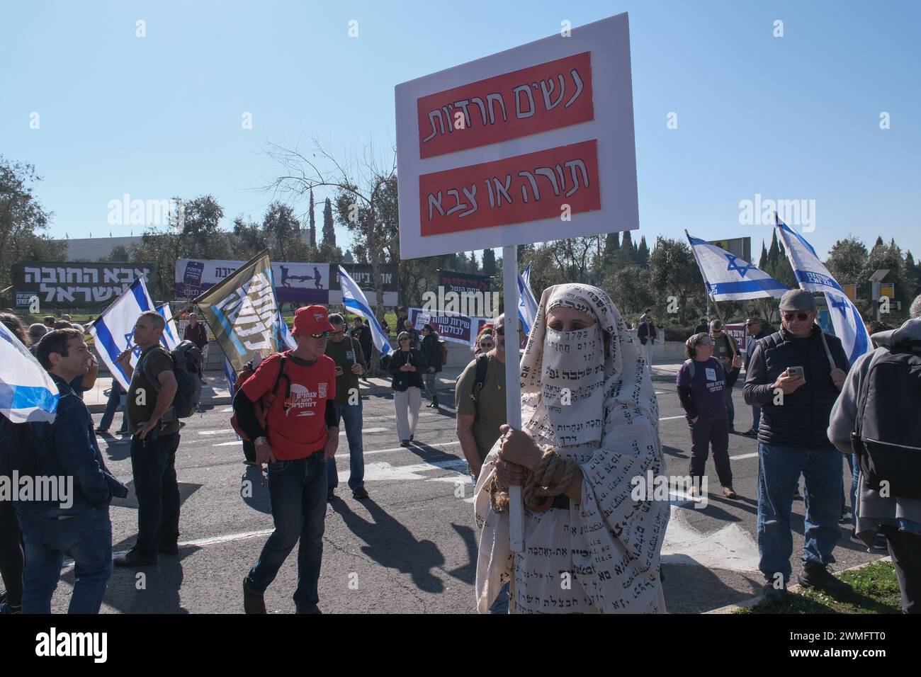 Jérusalem, Israël. 26 février 2024. Les manifestants se rassemblent devant la Cour suprême d'Israël alors que les juges entendent des appels contestant les réformes proposées par Netanyahou en matière de service militaire. Le projet de loi vise à étendre le service obligatoire pour les hommes et les réservistes, tandis que les manifestants exigent un partage égal du fardeau et la fin des exemptions pour les communautés ultra orthodoxes, appelant à ce que tout le monde passe sous le brancard. Crédit : NIR Alon/Alamy Live News Banque D'Images
