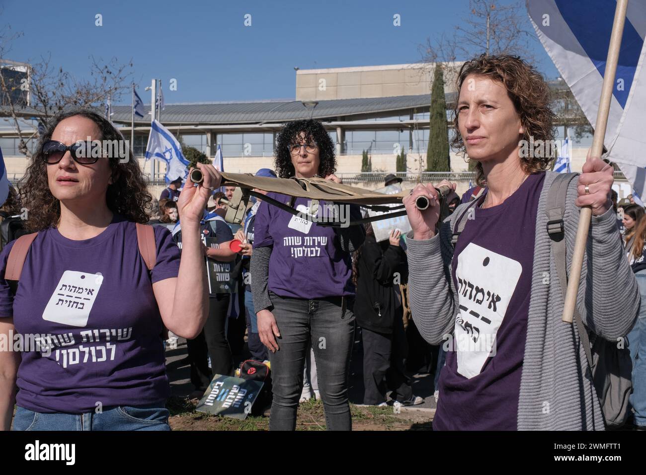 Jérusalem, Israël. 26 février 2024. Les manifestants se rassemblent devant la Cour suprême d'Israël alors que les juges entendent des appels contestant les réformes proposées par Netanyahou en matière de service militaire. Le projet de loi vise à étendre le service obligatoire pour les hommes et les réservistes, tandis que les manifestants exigent un partage égal du fardeau et la fin des exemptions pour les communautés ultra orthodoxes, appelant à ce que tout le monde passe sous le brancard. Crédit : NIR Alon/Alamy Live News Banque D'Images