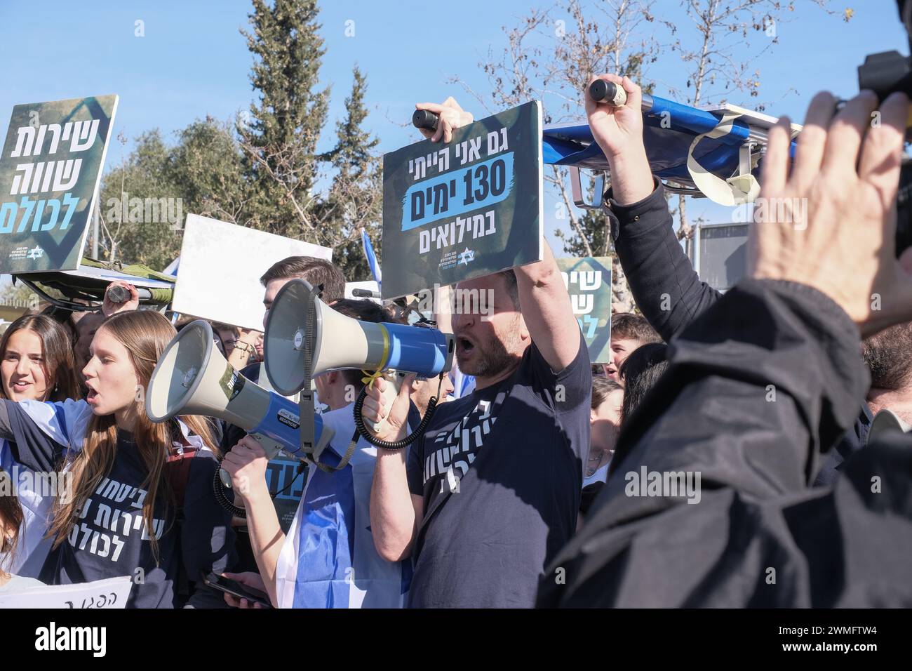 Jérusalem, Israël. 26 février 2024. Les manifestants se rassemblent devant la Cour suprême d'Israël alors que les juges entendent des appels contestant les réformes proposées par Netanyahou en matière de service militaire. Le projet de loi vise à étendre le service obligatoire pour les hommes et les réservistes, tandis que les manifestants exigent un partage égal du fardeau et la fin des exemptions pour les communautés ultra orthodoxes, appelant à ce que tout le monde passe sous le brancard. Crédit : NIR Alon/Alamy Live News Banque D'Images