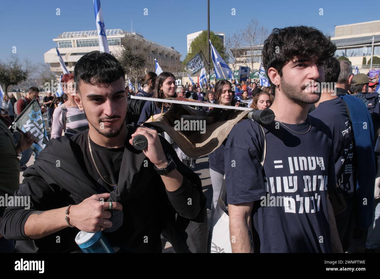 Jérusalem, Israël. 26 février 2024. Les manifestants se rassemblent devant la Cour suprême d'Israël alors que les juges entendent des appels contestant les réformes proposées par Netanyahou en matière de service militaire. Le projet de loi vise à étendre le service obligatoire pour les hommes et les réservistes, tandis que les manifestants exigent un partage égal du fardeau et la fin des exemptions pour les communautés ultra orthodoxes, appelant à ce que tout le monde passe sous le brancard. Crédit : NIR Alon/Alamy Live News Banque D'Images