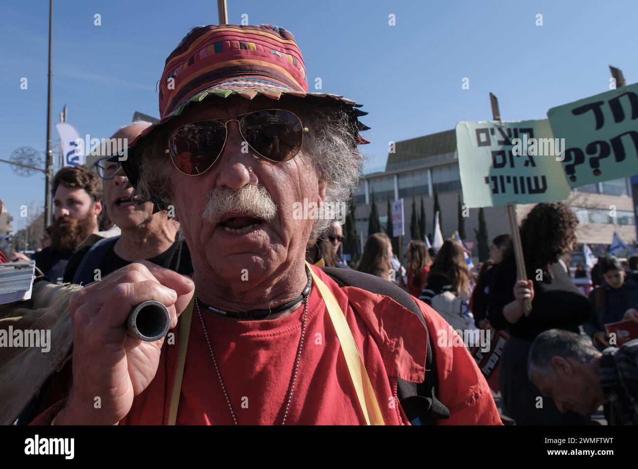 Jérusalem, Israël. 26 février 2024. Les manifestants se rassemblent devant la Cour suprême d'Israël alors que les juges entendent des appels contestant les réformes proposées par Netanyahou en matière de service militaire. Le projet de loi vise à étendre le service obligatoire pour les hommes et les réservistes, tandis que les manifestants exigent un partage égal du fardeau et la fin des exemptions pour les communautés ultra orthodoxes, appelant à ce que tout le monde passe sous le brancard. Crédit : NIR Alon/Alamy Live News Banque D'Images