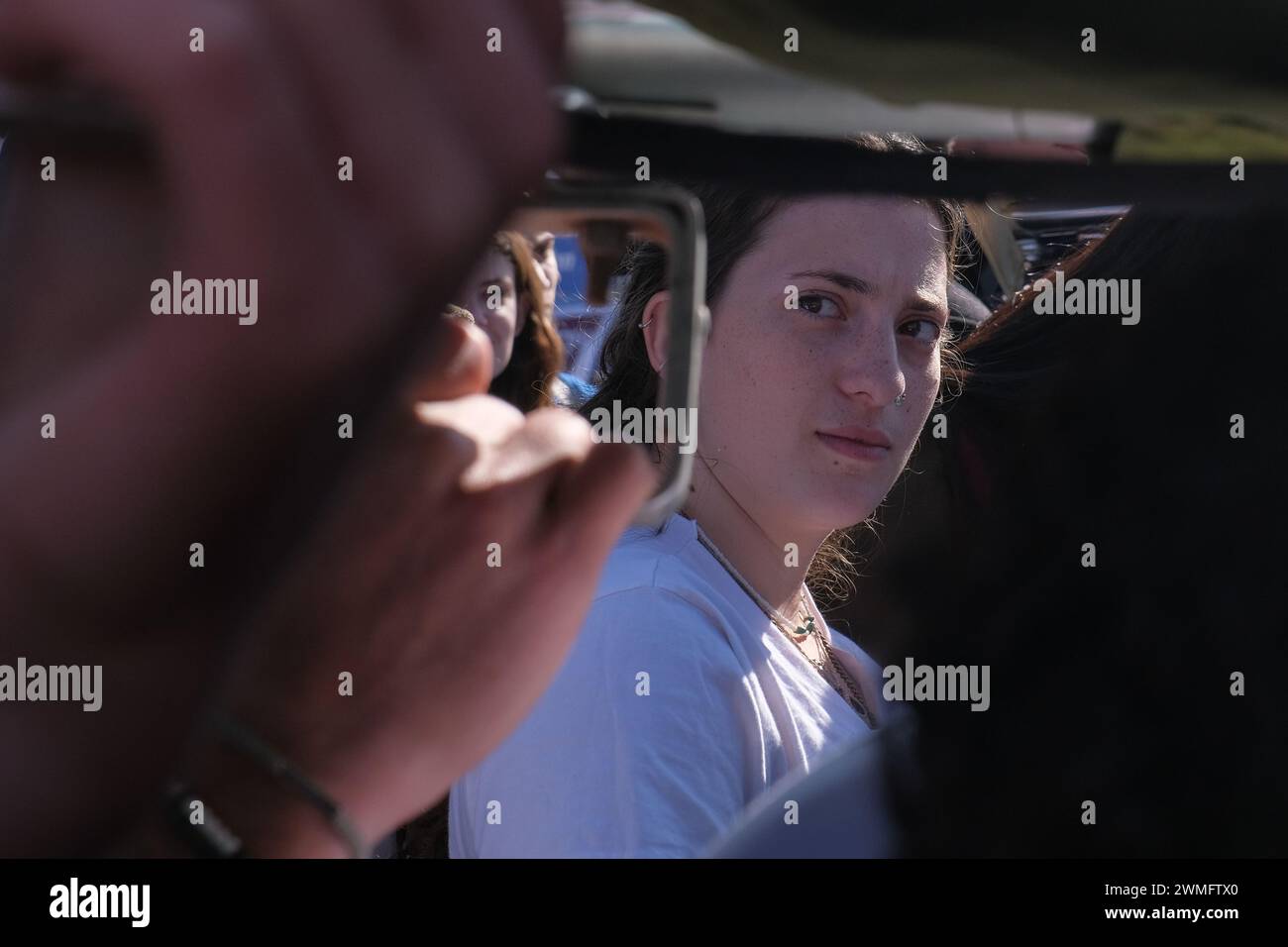 Jérusalem, Israël. 26 février 2024. Les manifestants se rassemblent devant la Cour suprême d'Israël alors que les juges entendent des appels contestant les réformes proposées par Netanyahou en matière de service militaire. Le projet de loi vise à étendre le service obligatoire pour les hommes et les réservistes, tandis que les manifestants exigent un partage égal du fardeau et la fin des exemptions pour les communautés ultra orthodoxes, appelant à ce que tout le monde passe sous le brancard. Crédit : NIR Alon/Alamy Live News Banque D'Images