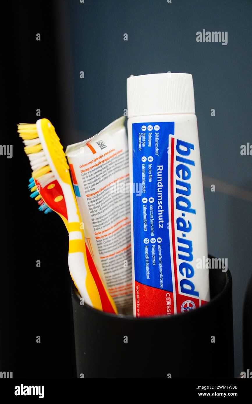 Brosses à dents et tube de dentifrice à côté de la tasse Banque D'Images