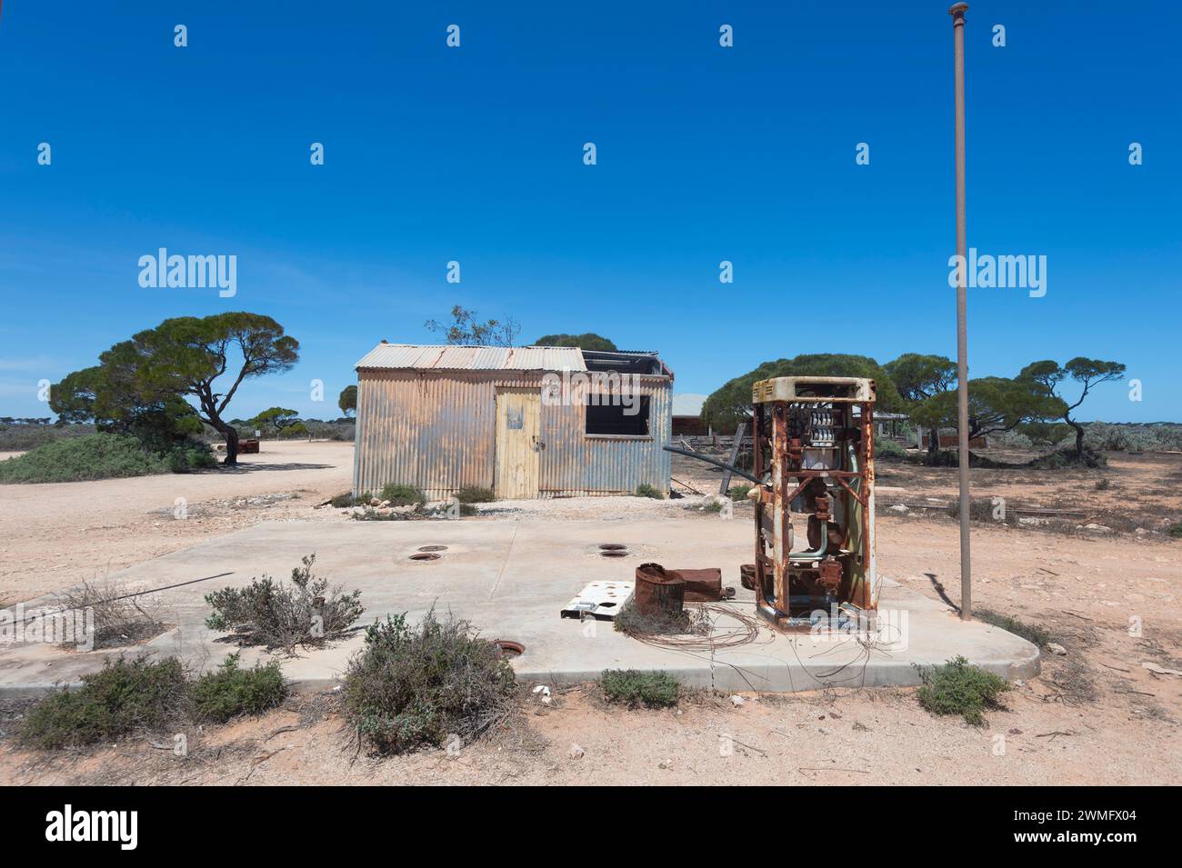 Ancienne sortie de carburant à Koonalda Homestead, un point d'intérêt le long de l'Eyre Highway, Nullarbor, Australie méridionale, Australie méridionale, Australie méridionale Banque D'Images