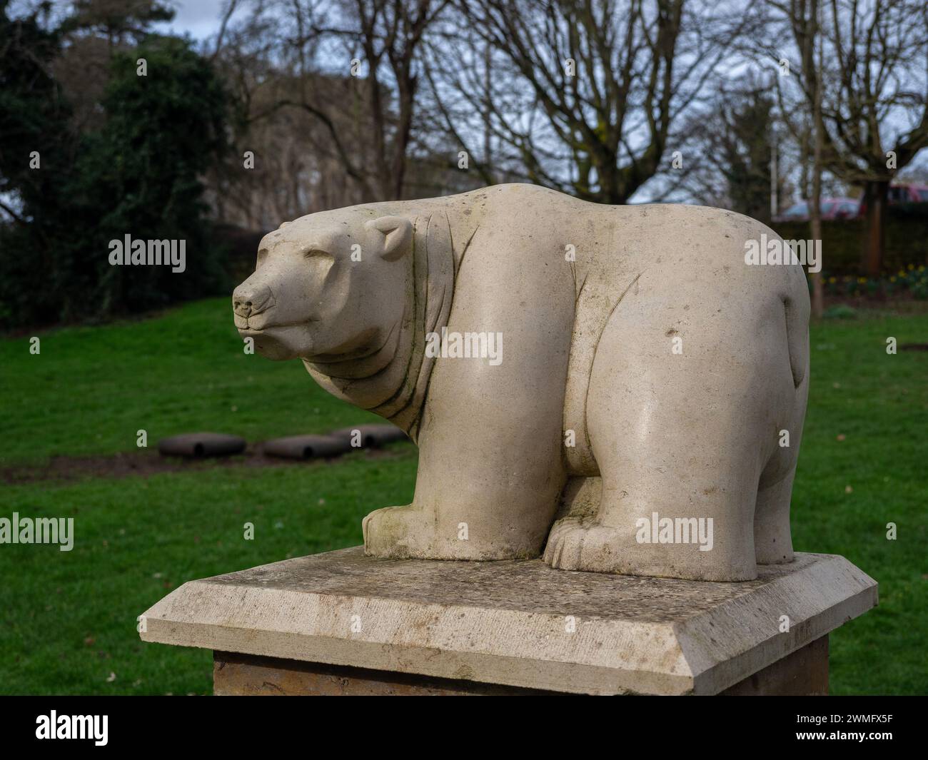 Sculpture calcaire d'un ours polaire, Croyland Gardens, Wellingborough, Royaume-Uni ; en mémoire d'un animal autrefois logé dans l'ancien zoo dans les jardins. Banque D'Images