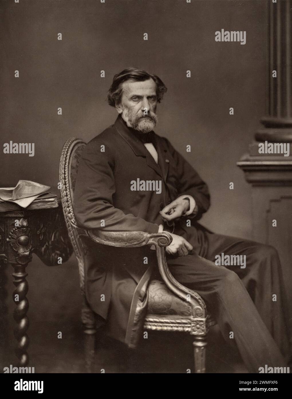 Portrait d'Ambroise Thomas (1811-1896) compositeur d'opéra français assis dans une chaise d'époque. Impression carbone vintage ou historique c1880 Banque D'Images