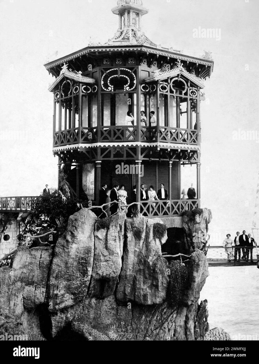 Kiosque belle Epoque (aujourd'hui démoli) ou folie attaché au Restaurant de la réserve sur le front de mer ou en bord de mer, près de l'entrée du Vieux Port, Nice, Côte-d'Azur, France (c1900) Banque D'Images