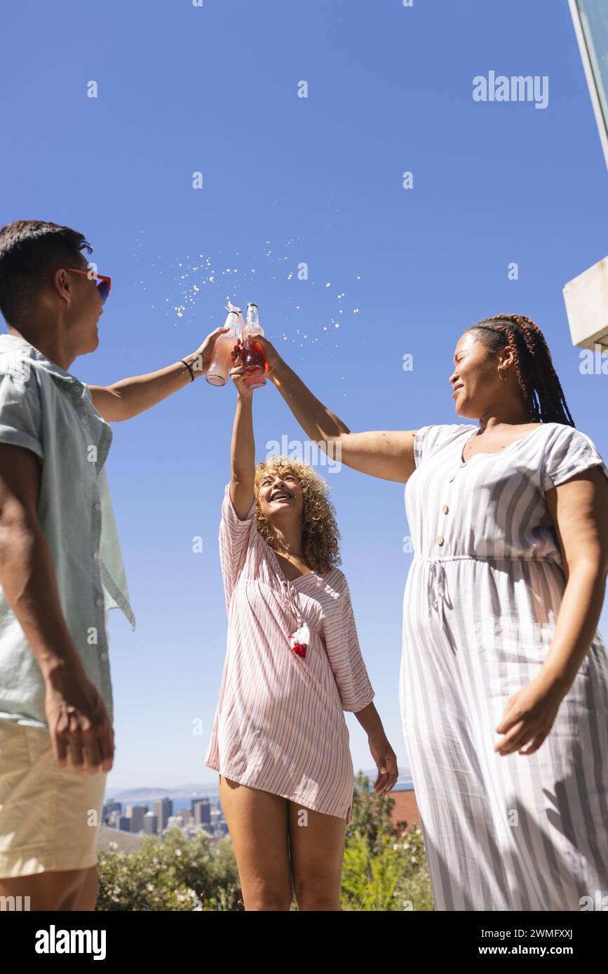Jeune homme asiatique et diverses femmes enceintes célèbrent en plein air Banque D'Images