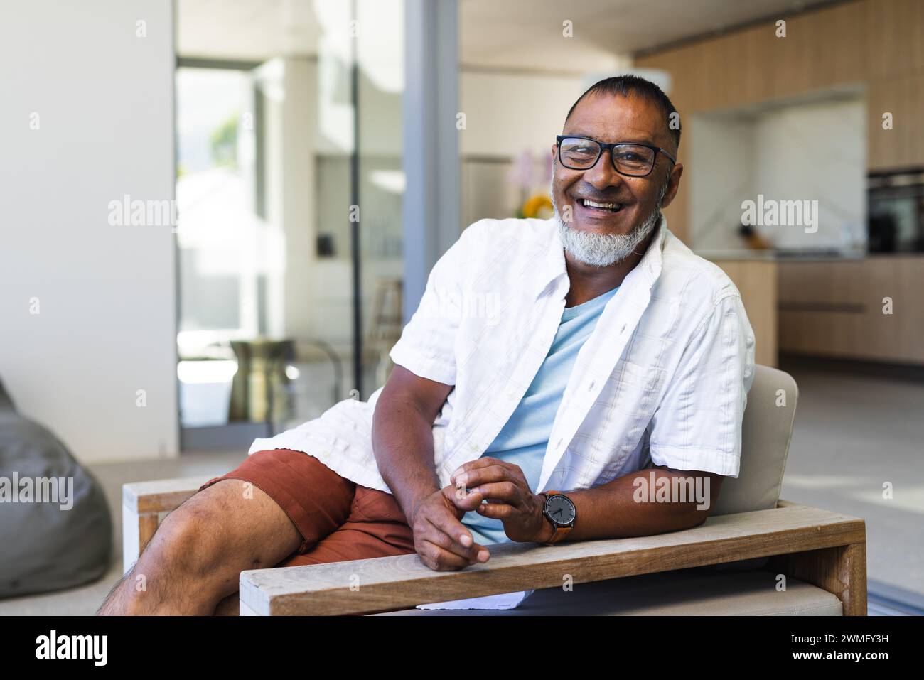Homme biracial senior relaxant à la maison, avec espace de copie Banque D'Images