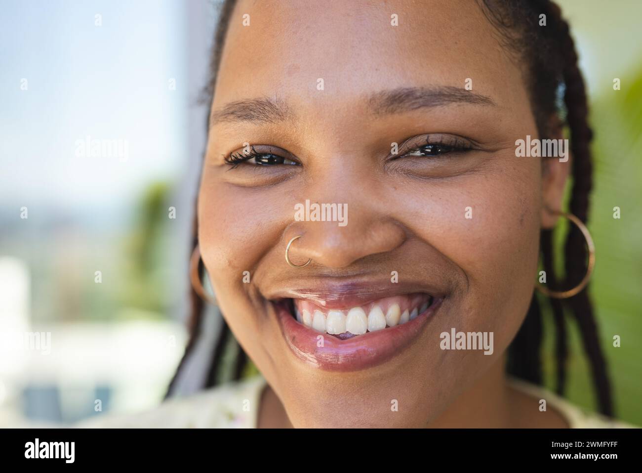Jeune femme biraciale sourit avec éclat Banque D'Images