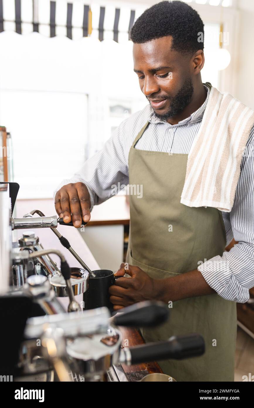 Le barista afro-américain prépare le café dans un café Banque D'Images