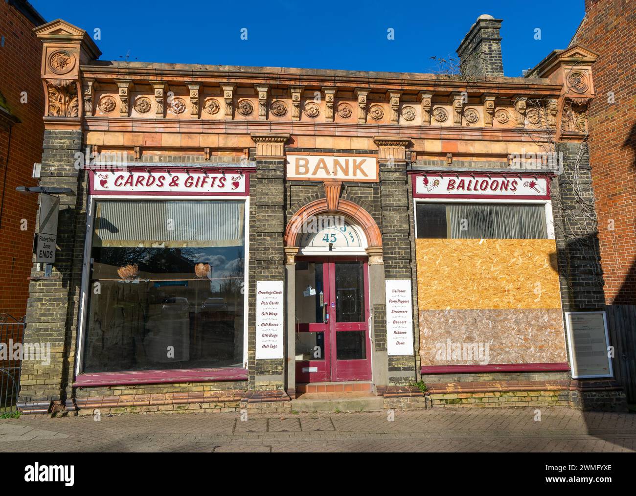Magasin fermé dans l'ancien bâtiment de la banque, Halesworth, Suffolk, Angleterre, Royaume-Uni Banque D'Images