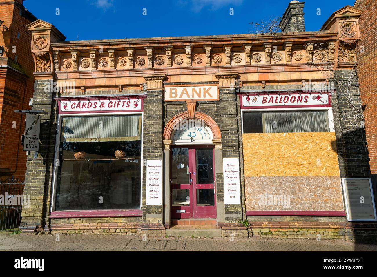 Magasin fermé dans l'ancien bâtiment de la banque, Halesworth, Suffolk, Angleterre, Royaume-Uni Banque D'Images