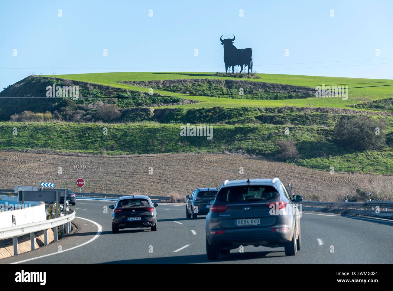Un grand signe de taureau noir qui est visible souvent sur les collines et les bords de route surveillant le trafic de passage en Espagne, est le taureau Osborne, Toro de Banque D'Images
