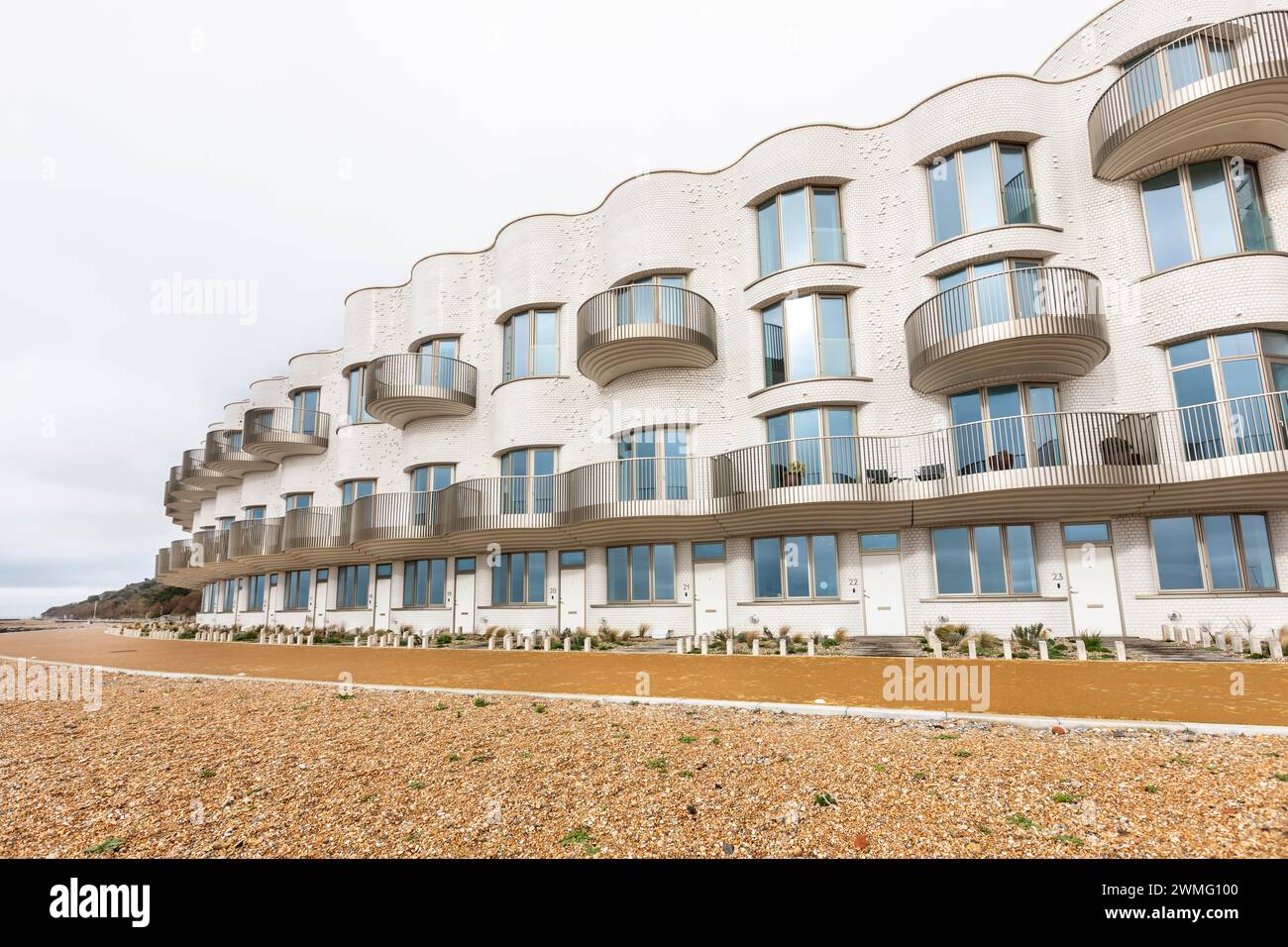 Le développement achevé de Shoreline Crescent sur la plage de Folkestone, Kent, Banque D'Images