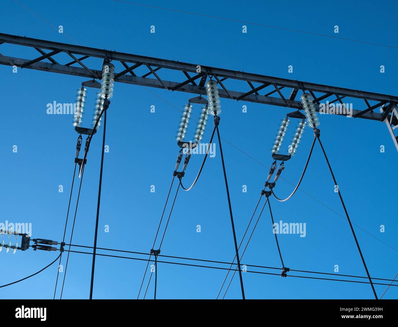 lignes électriques à haute tension de la sous-station de transformateur contre le ciel bleu Banque D'Images