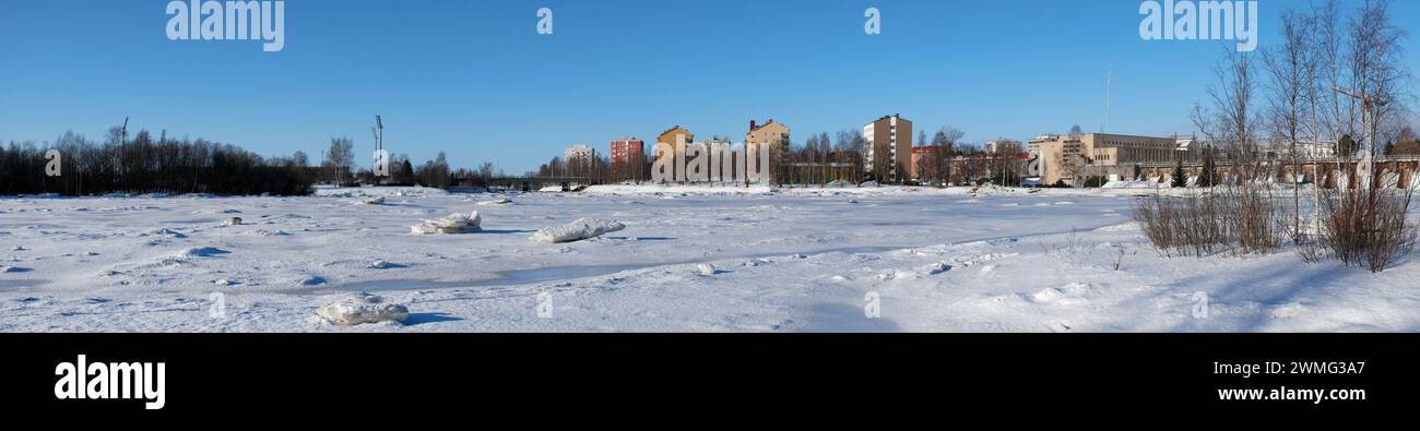 Paysage panoramique de février de Koskikeskus à Oulu, Finlande Banque D'Images