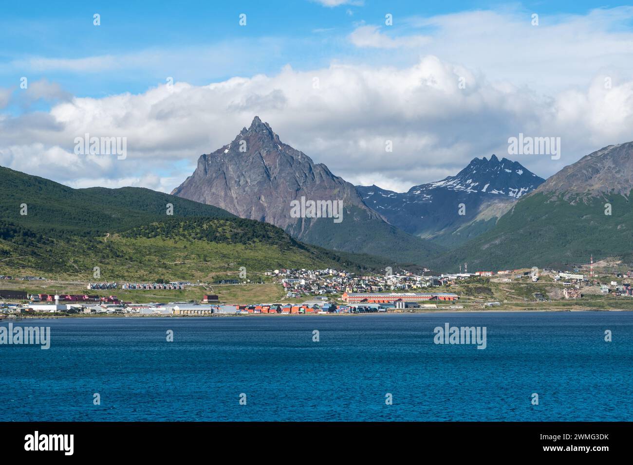 Paysage de montagne et de ville, Ushuaia, Terre de feu, Argentine. Banque D'Images