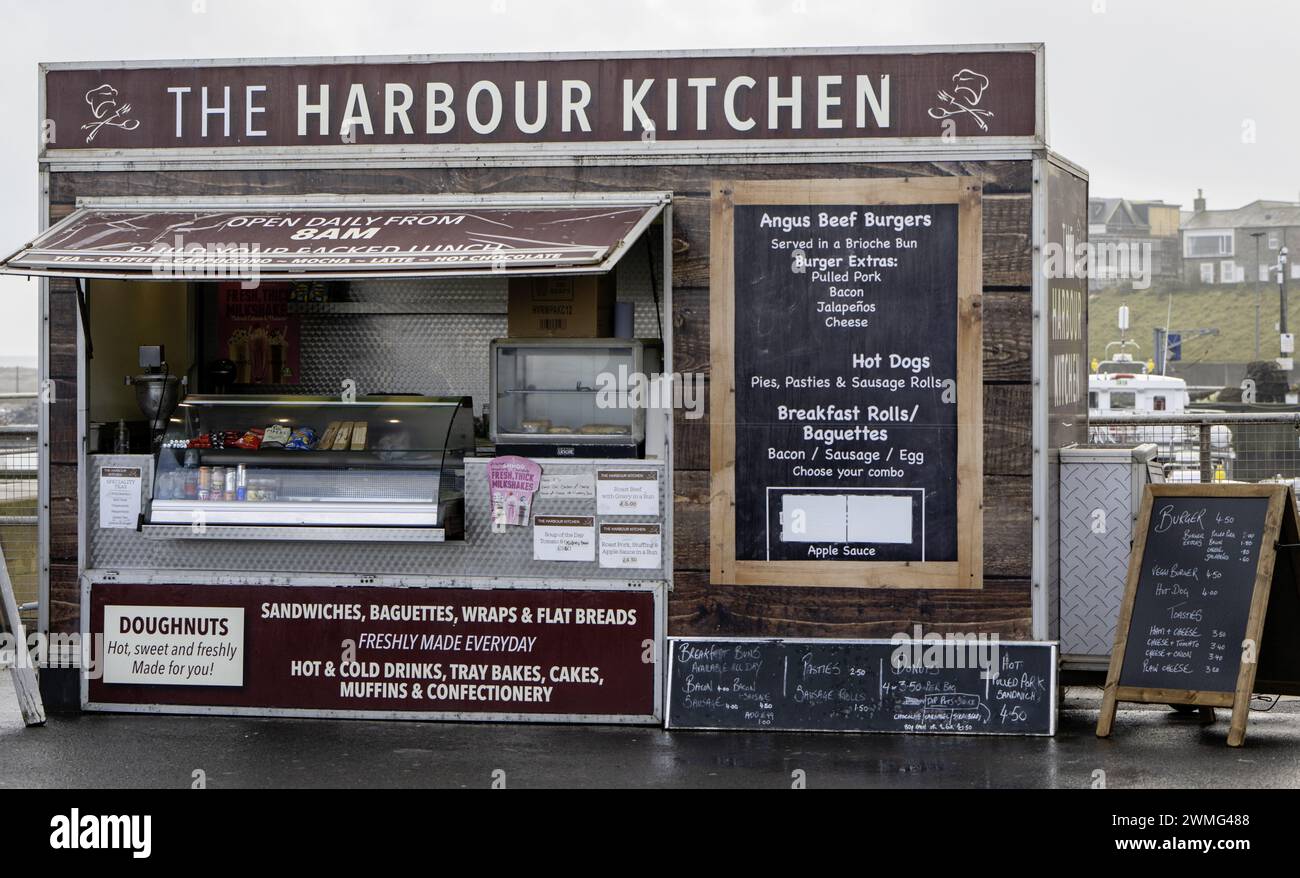 Le kiosque alimentaire Harbour Kitchen à Seahouses Harbour, Seahouses, Northumberland, Angleterre, Royaume-Uni Banque D'Images
