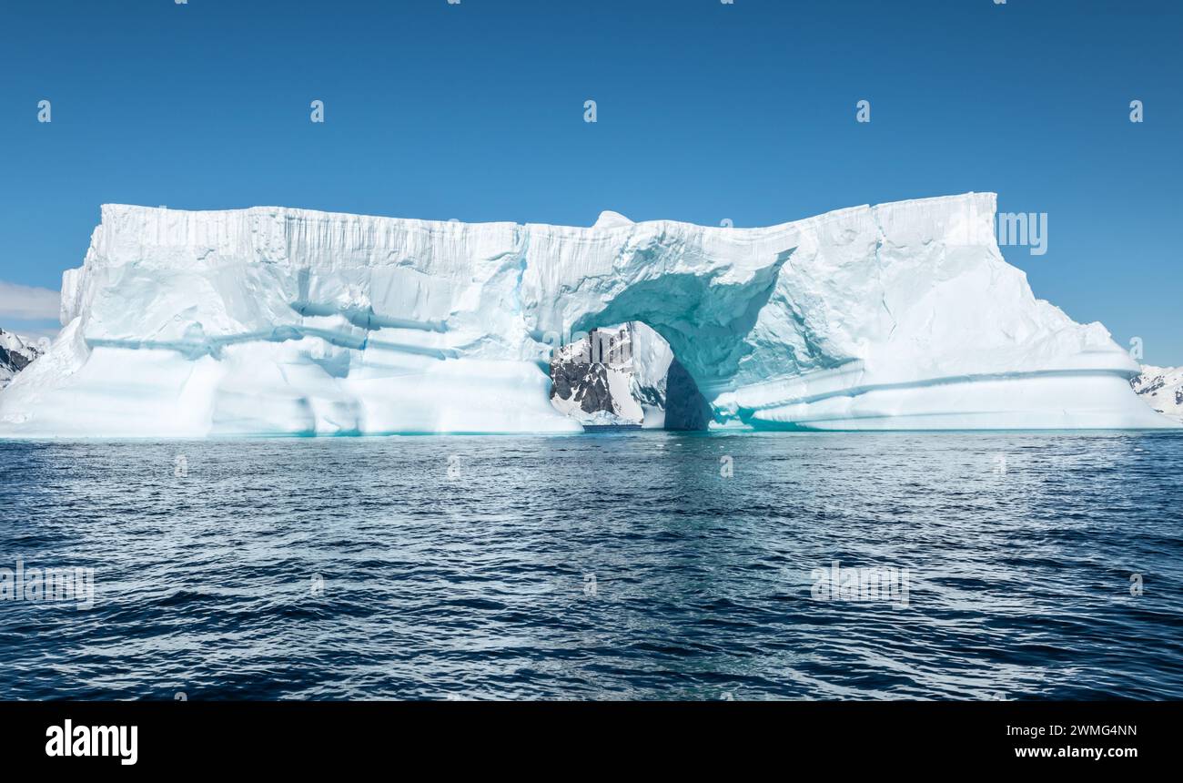 Iceberg tabulaire massif en forme d'arc. Booth Island, Antarctique. Banque D'Images