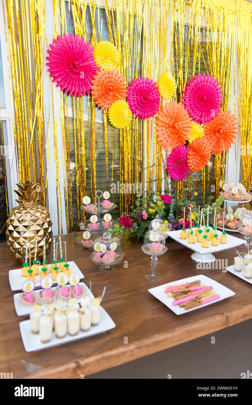 Table de dessert avec décorations d'ananas sur une table en bois Banque D'Images