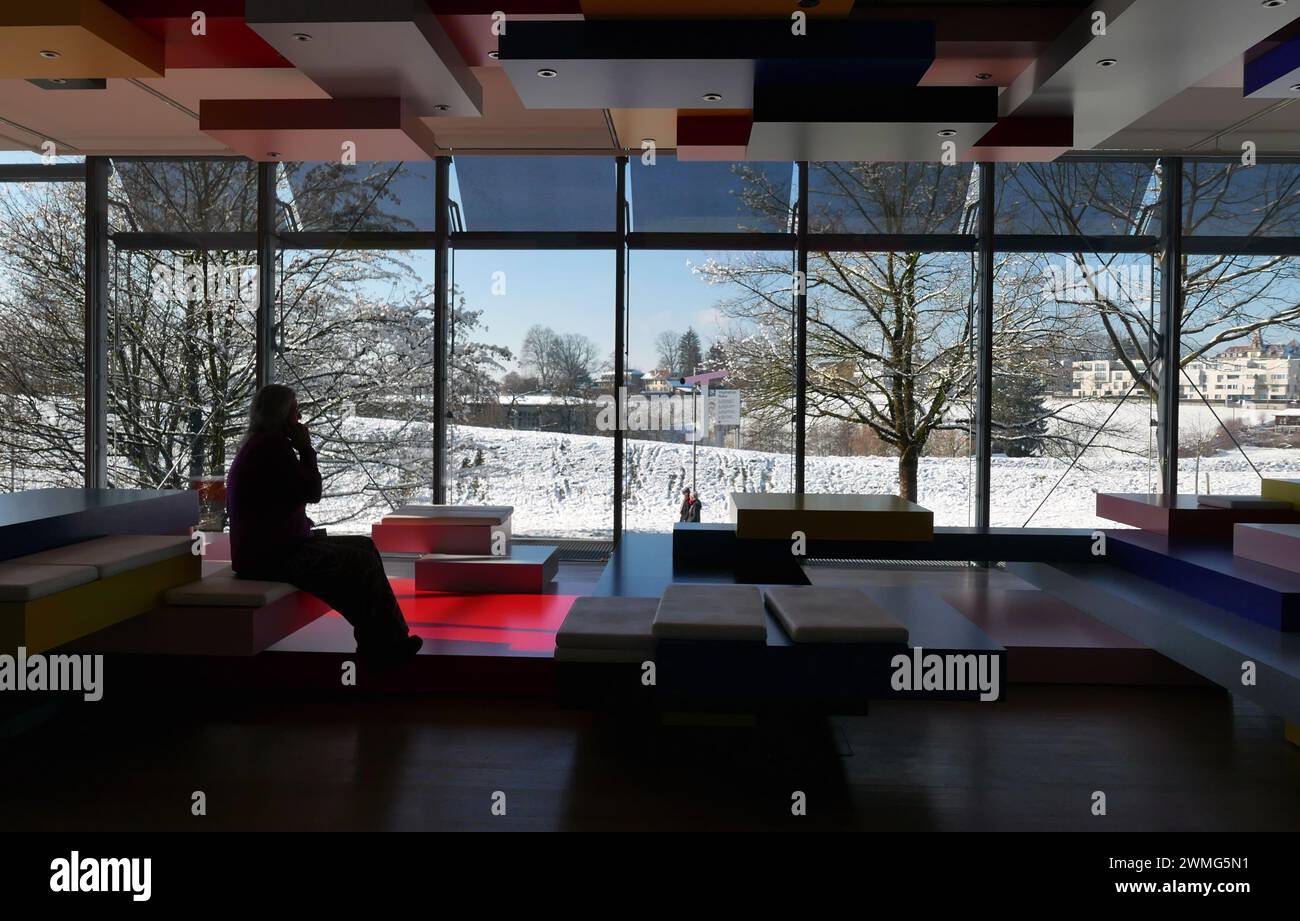 BERNE, SUISSE - 20 JANVIER 2024 : les gens au Zentrum Paul Klee par l'architecte Renzo Piano Banque D'Images