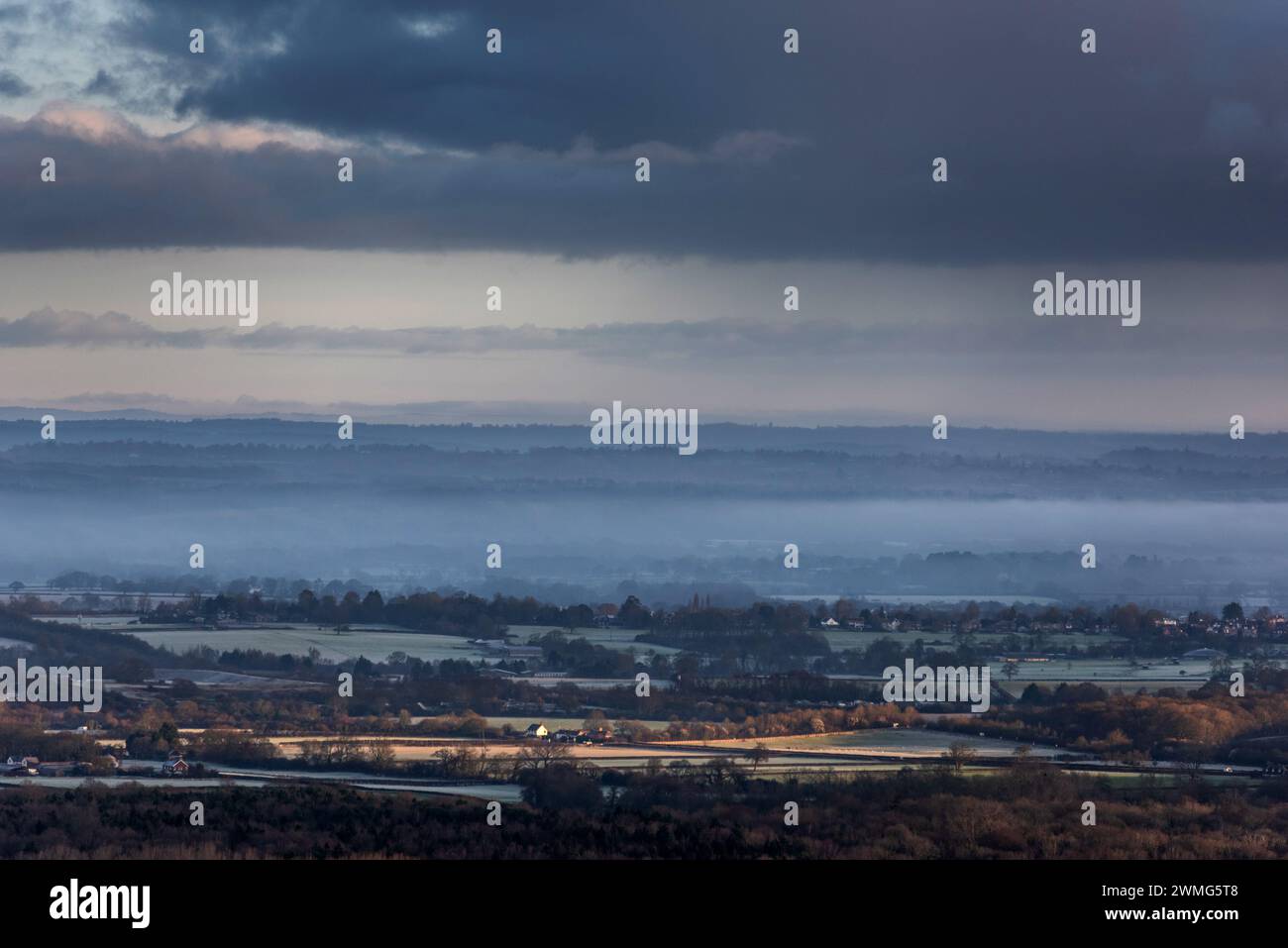 Brighton, le 25 février 2024 : brume basse sur le Weald du Sussex, vue de Devil's Dyke, dans le parc national de South Downs au lever du soleil ce matin Banque D'Images