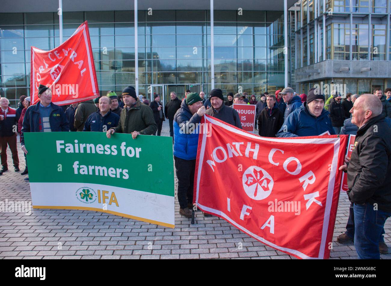 Cork City. Irlande. L'Irish Farmers Association (IFA) a organisé une manifestation ce matin lors de la réunion du conseil du comté de Cork. La manifestation fait partie de la campagne de l'IFA intitulée « assez, c'est assez » qui vise à mettre en évidence la frustration et la colère des agriculteurs face aux réglementations qui leur sont imposées. Crédit : Karlis Dzjamko/Alamy Live News Banque D'Images