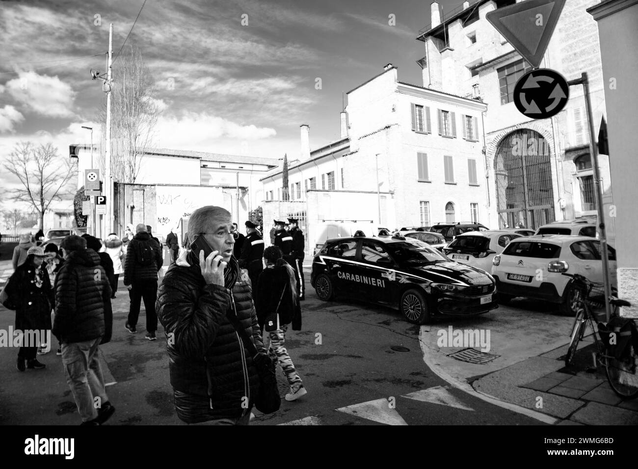 Les gens traversent la rue à Parme Italie Banque D'Images