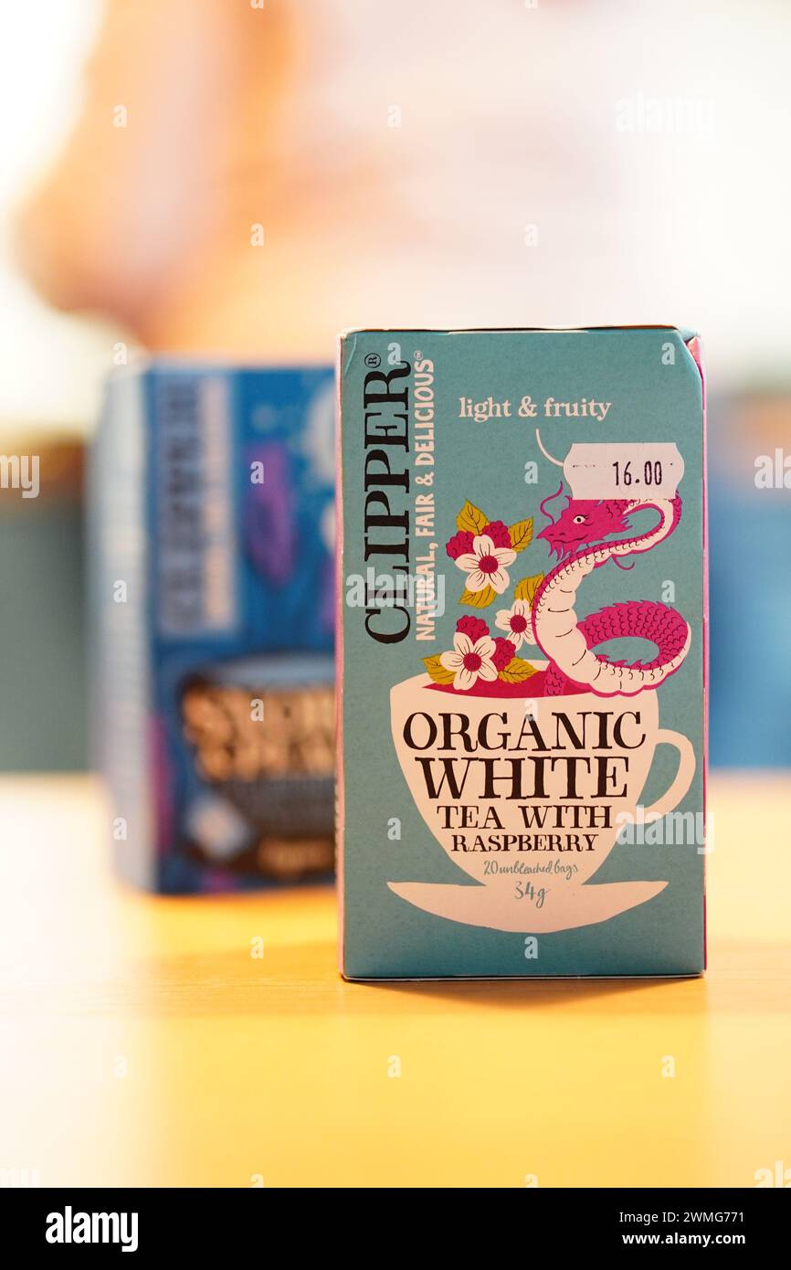 Une boîte de thé blanc biologique Clipper avec framboise Banque D'Images