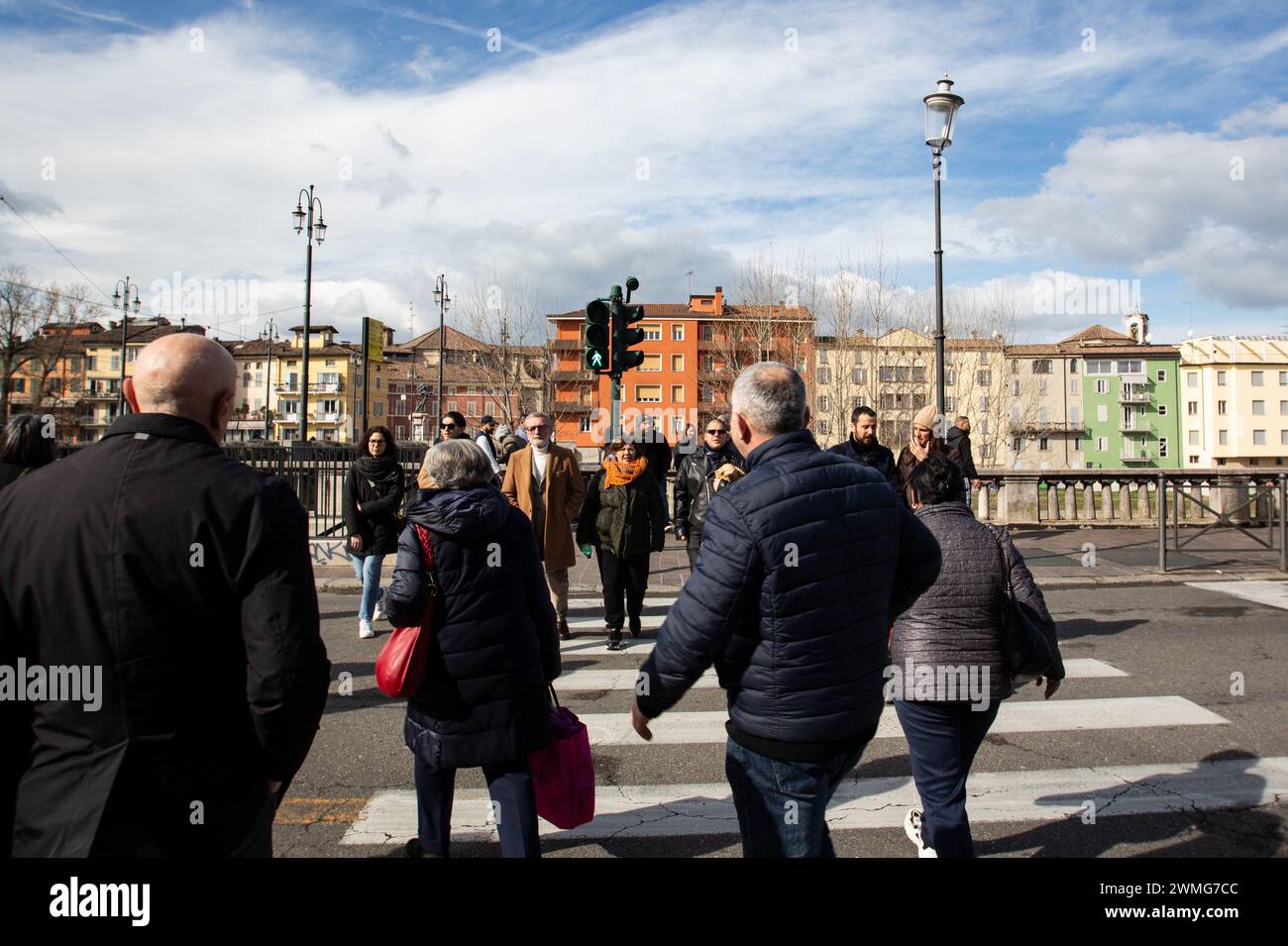 Les gens traversent la rue à Parme Italie Banque D'Images