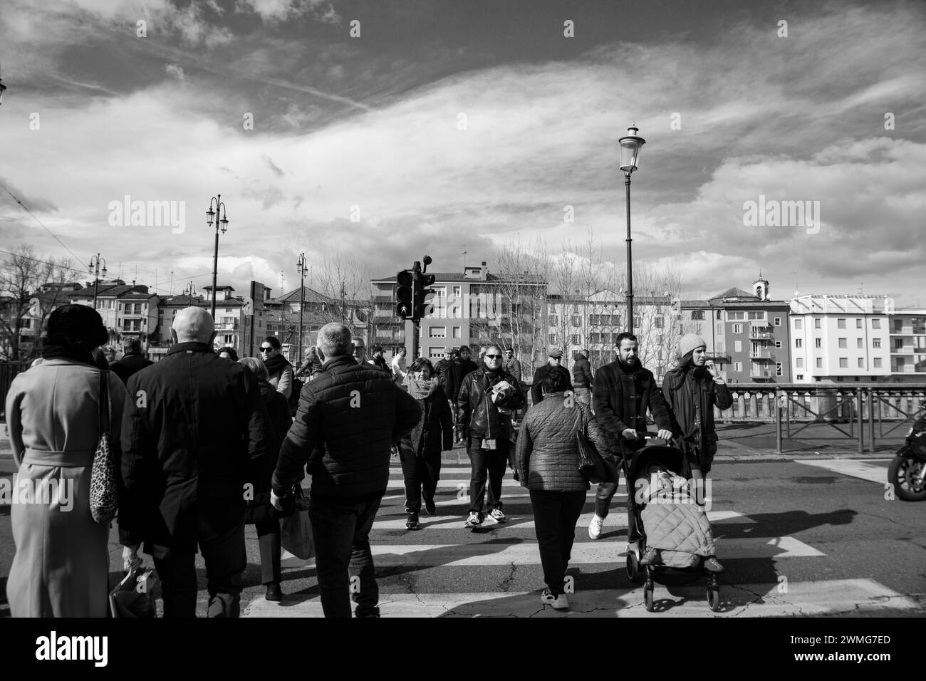 Les gens traversent la rue à Parme Italie Banque D'Images