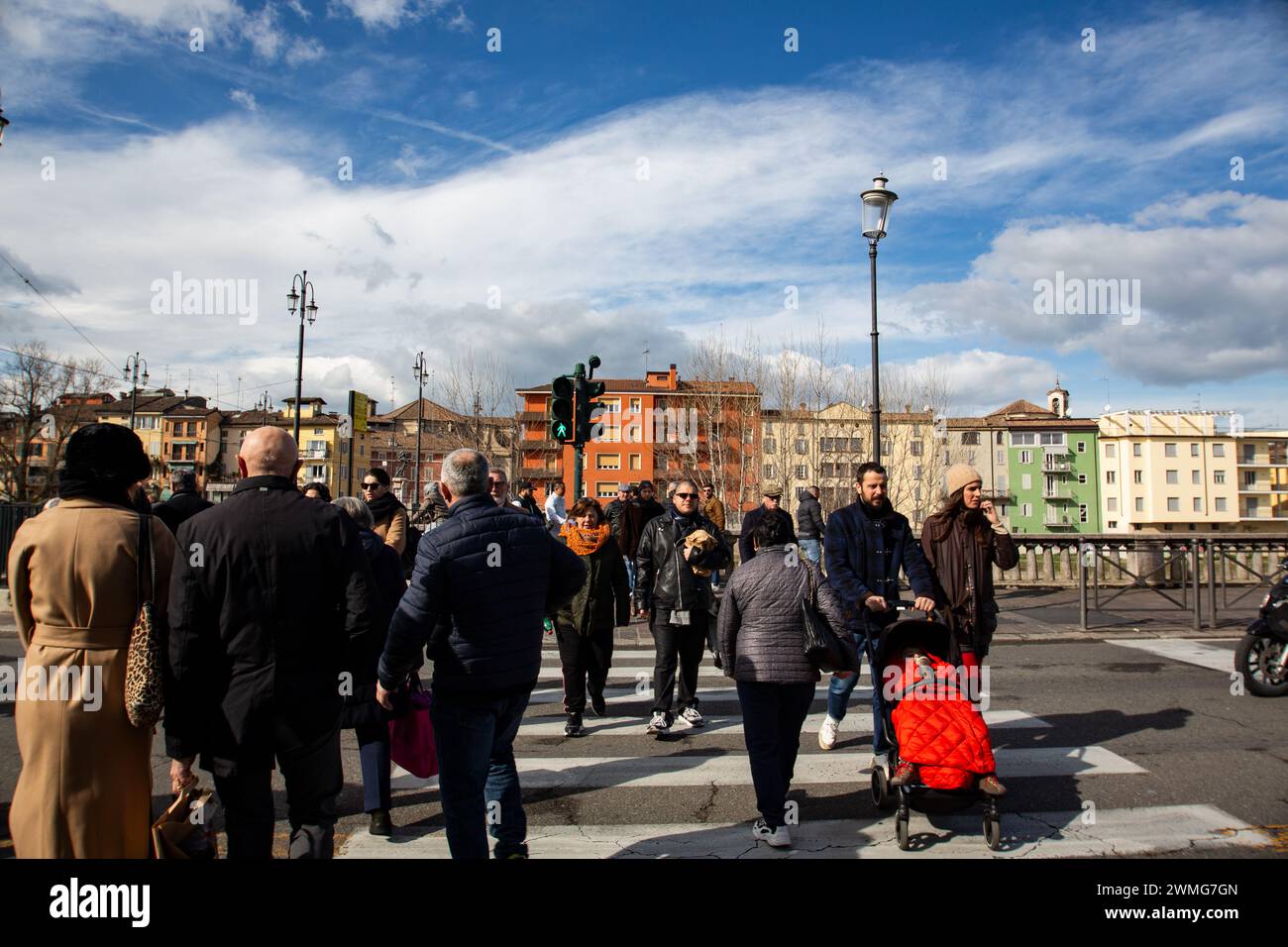 Les gens traversent la rue à Parme Italie Banque D'Images