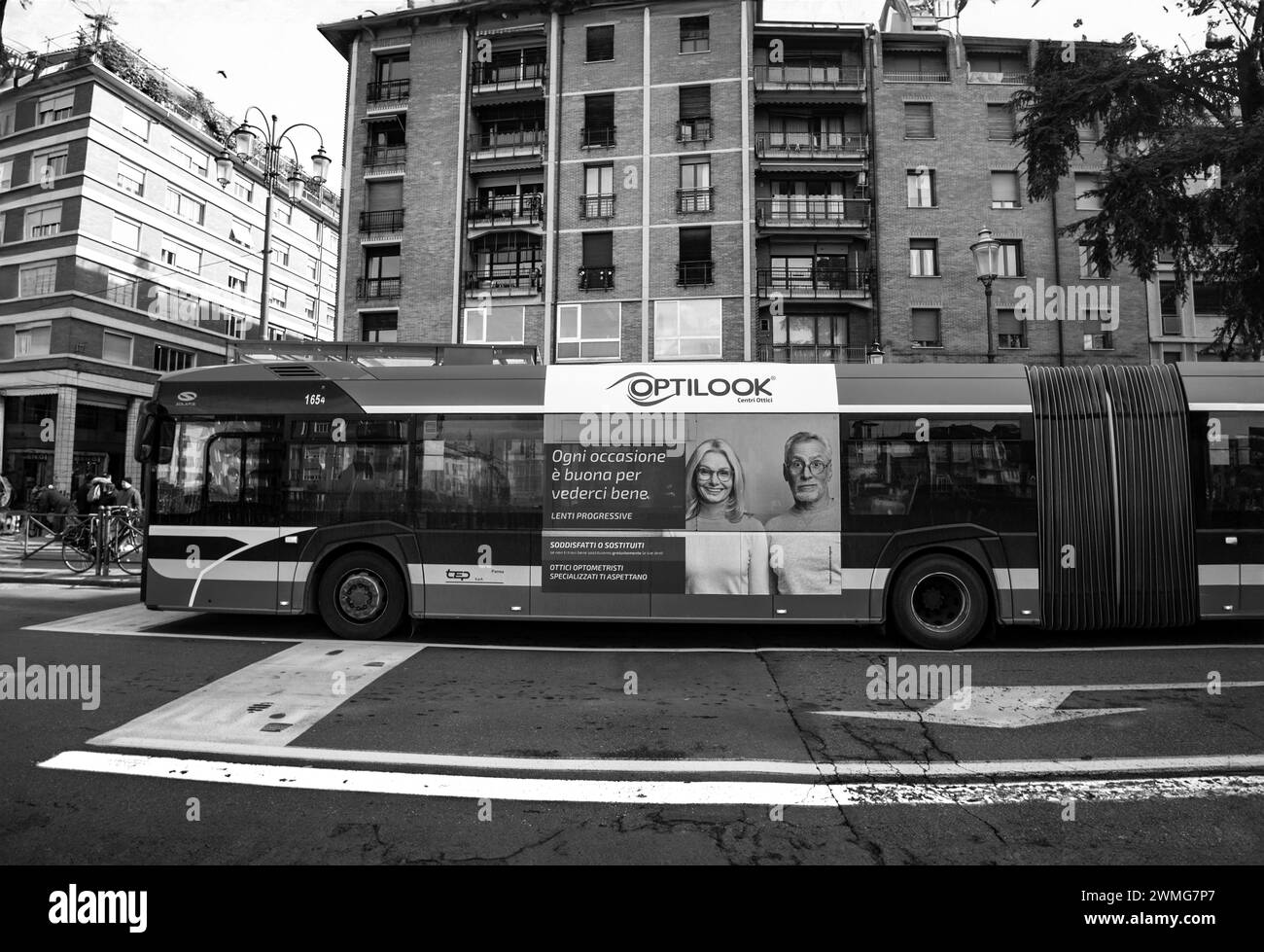 Les gens prennent un bus à impériale dans le centre de Parme en Italie Banque D'Images