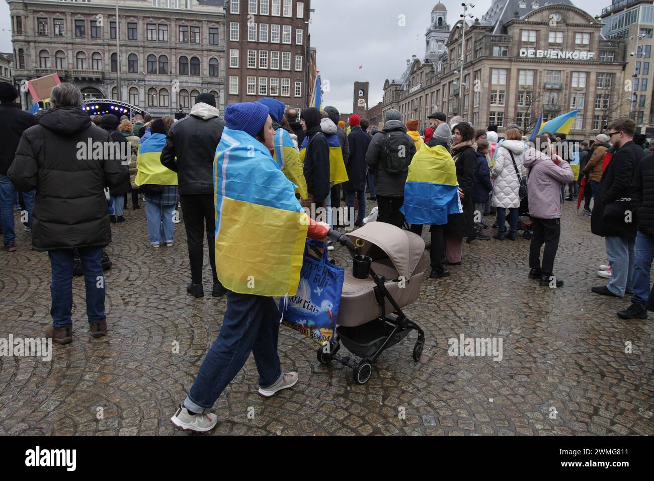 Les membres de la communauté ukrainienne et ses partisans se rassemblent lors d'une manifestation marquant les deux ans de l'invasion russe de l'Ukraine au barrage Banque D'Images