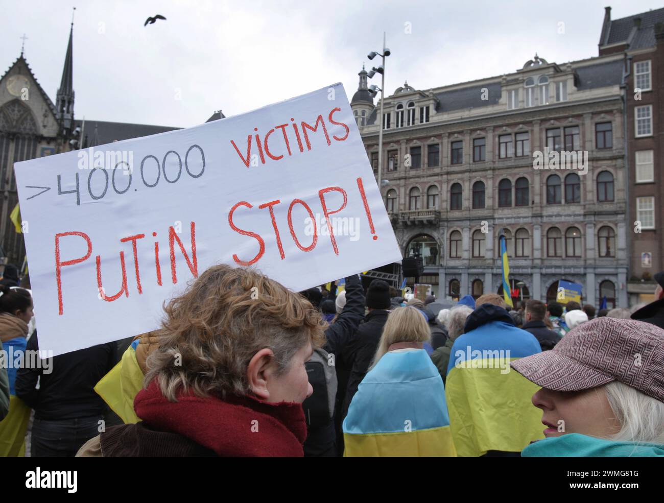 Les membres de la communauté ukrainienne et ses partisans se rassemblent lors d'une manifestation marquant les deux ans de l'invasion russe de l'Ukraine au barrage Banque D'Images