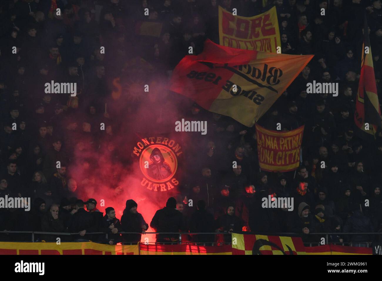 Lecce, Italie. 25 février 2024. Fans de Lecce lors du match de Serie A entre l'US Lecce et le FC Internazionale au stade Ettore Giardiniero le 25 février 2024 à Lecce, italie (photo d'Agostino Gemito/Pacific Press) crédit : Pacific Press Media production Corp./Alamy Live News Banque D'Images