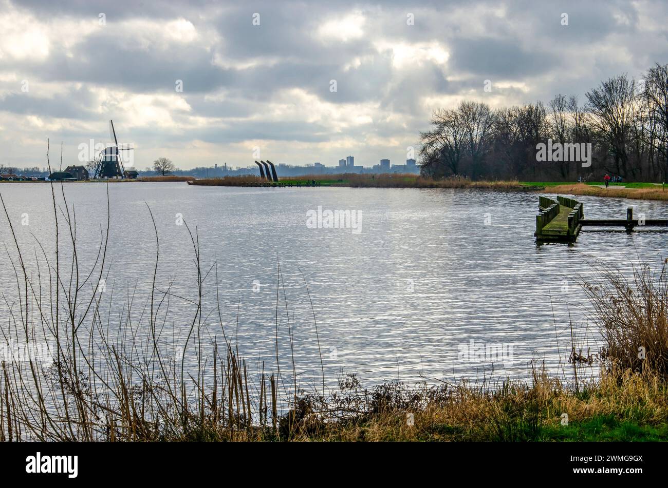 Paysage le long de la rivière Rotte sous un ciel dramatique Banque D'Images