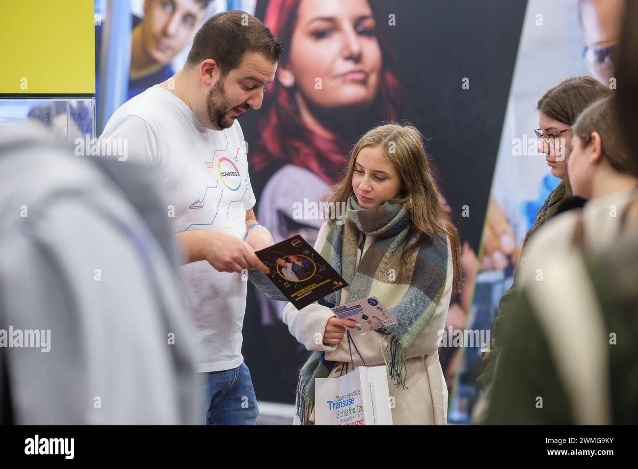 Stand des Chemieunternehmens Covestro. Mitarbeitergewinnung ist ein dringliches Thema fŸr Unternehmen und Institutionen. Kšlner Messehalle, Berufsori Banque D'Images