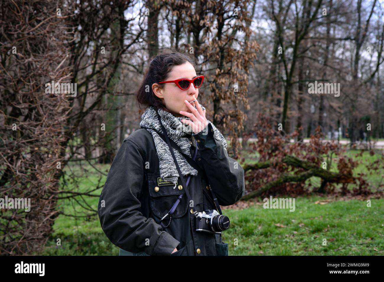 femme fumant la cigarette dans le parc Banque D'Images