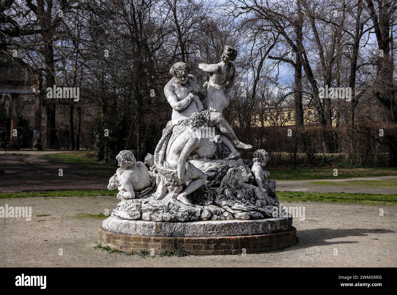 Dans le Parc Ducale de Parme : un temple emblématique au milieu d'une végétation luxuriante, orné de statues et de colonnes, dégageant une beauté intemporelle et une sérénité. Banque D'Images