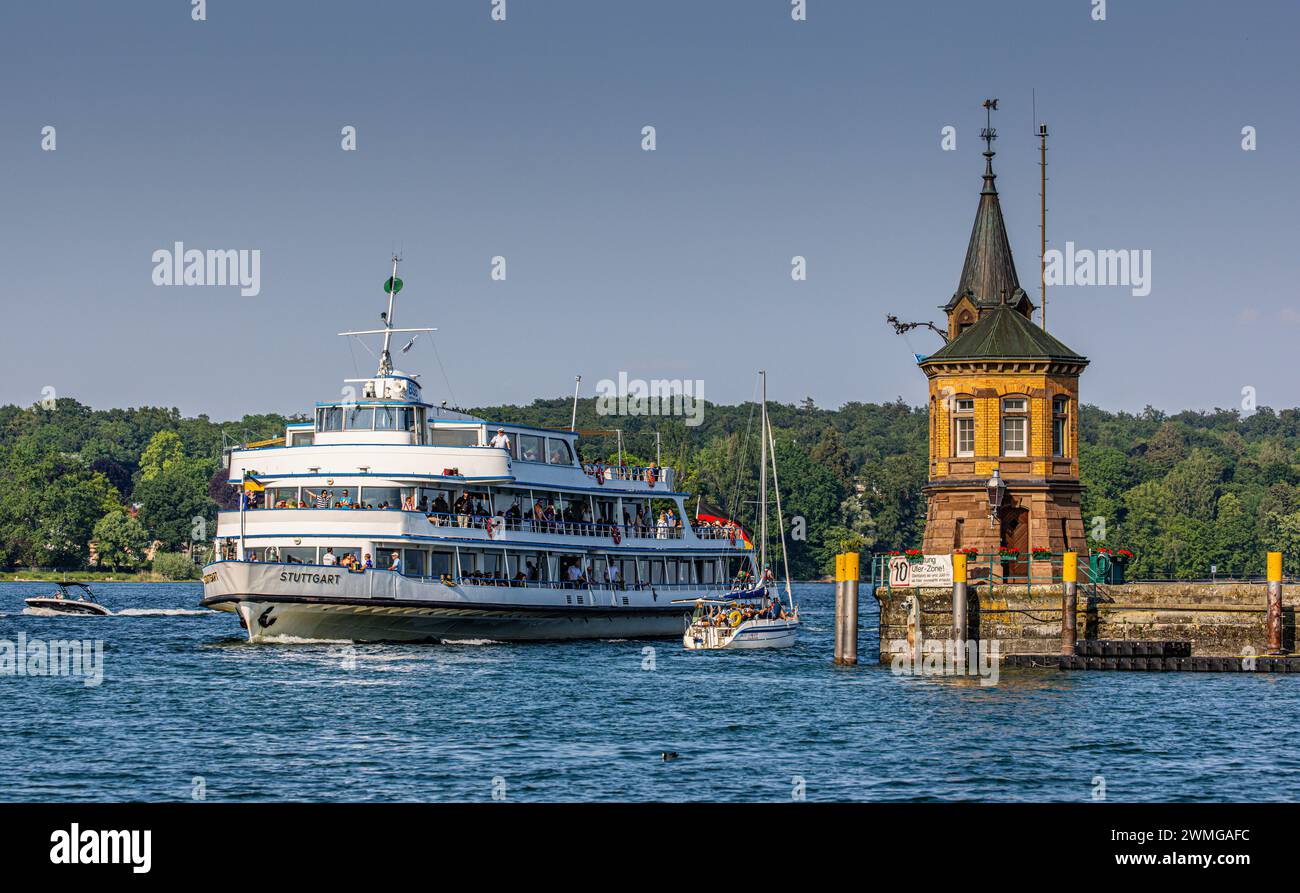 DAS Motorschiff Stuttgart fährt in den Hafen Konstanz ein. Viele Passagiere geniessen dies auf dem Tagesausflugschiff. (Konstanz, Deutschland, 27.05.2 Banque D'Images
