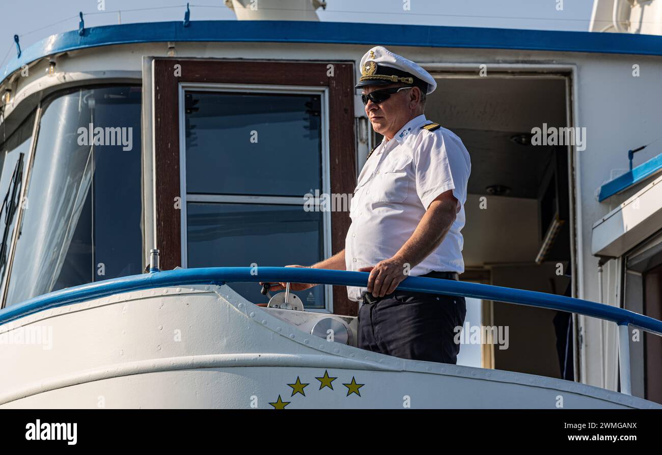 Der Kapitän des Motorschiff Stuttgart ist während der Einfahrt in der Konstanzer Hafen konzentriert und steuert sein Schiff genau an den Schiffsteg. ( Banque D'Images