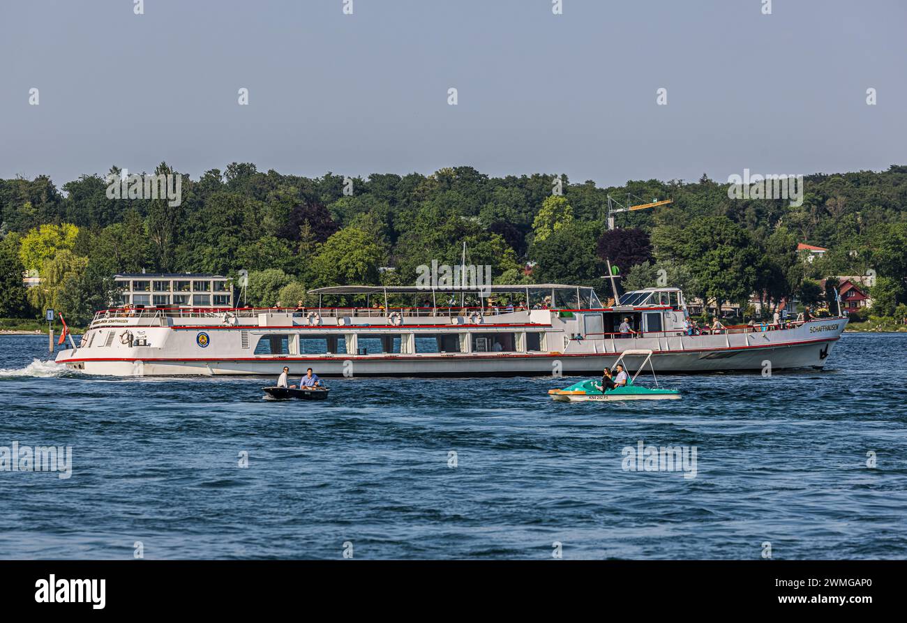 DAS Schweizer Motorschiff Schaffhausen der Schifffahrtsgesellschaft Untersee und Rhein fährt aus dem Hafen Konstanz hinaus um den Hafen Kreuzlingen an Banque D'Images