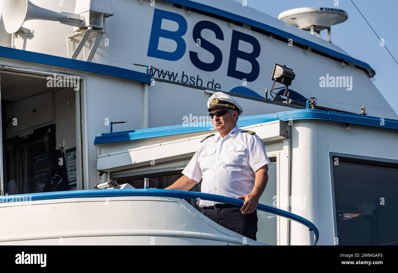 Der Kapitän des Motorschiff Stuttgart ist während der Einfahrt in der Konstanzer Hafen konzentriert und steuert sein Schiff genau an den Schiffsteg. ( Banque D'Images