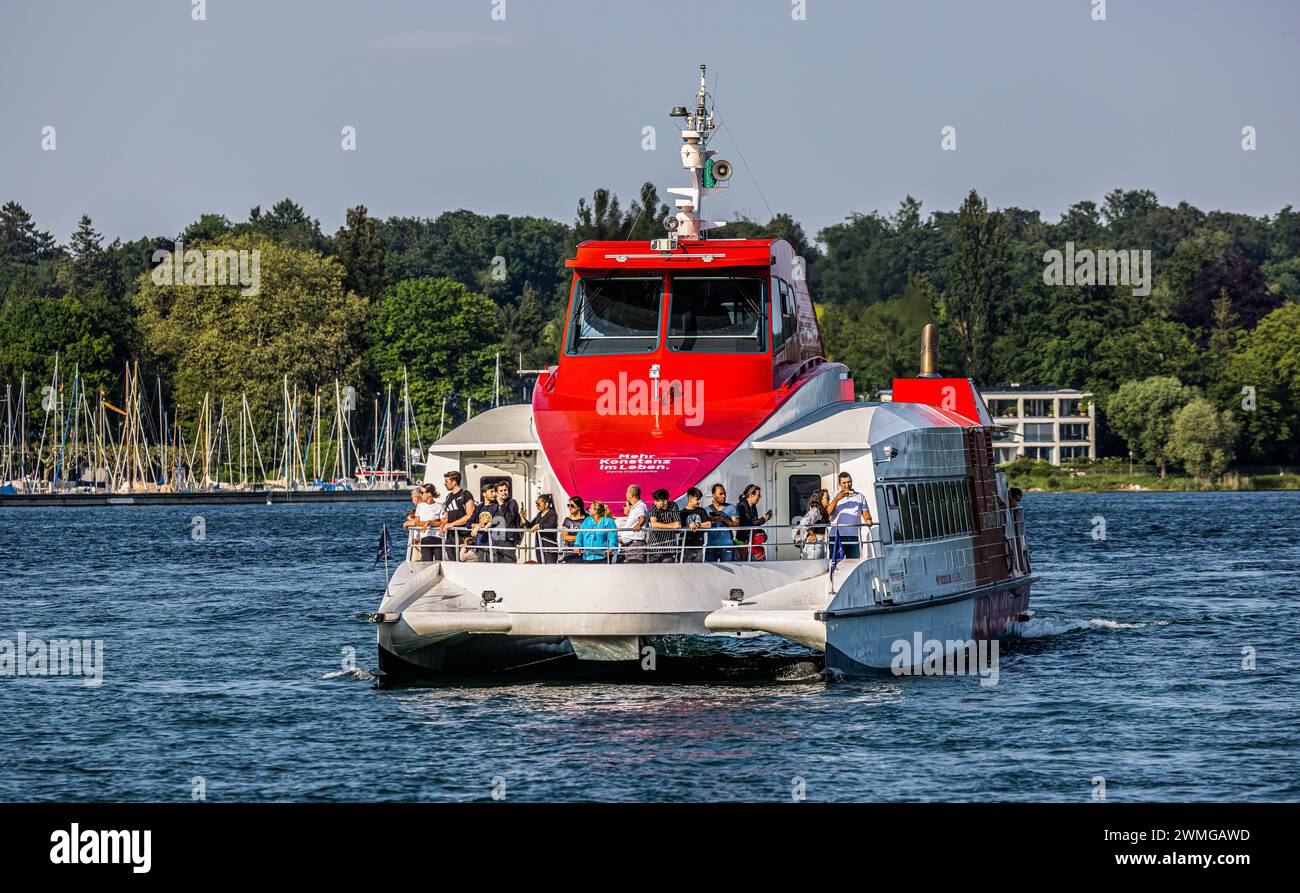 Der Katamaran Constanz fährt vom Bodensee her kommend in den Konstanzer Hafen ein. (Konstanz, Deutschland, 27.05.2023) Banque D'Images