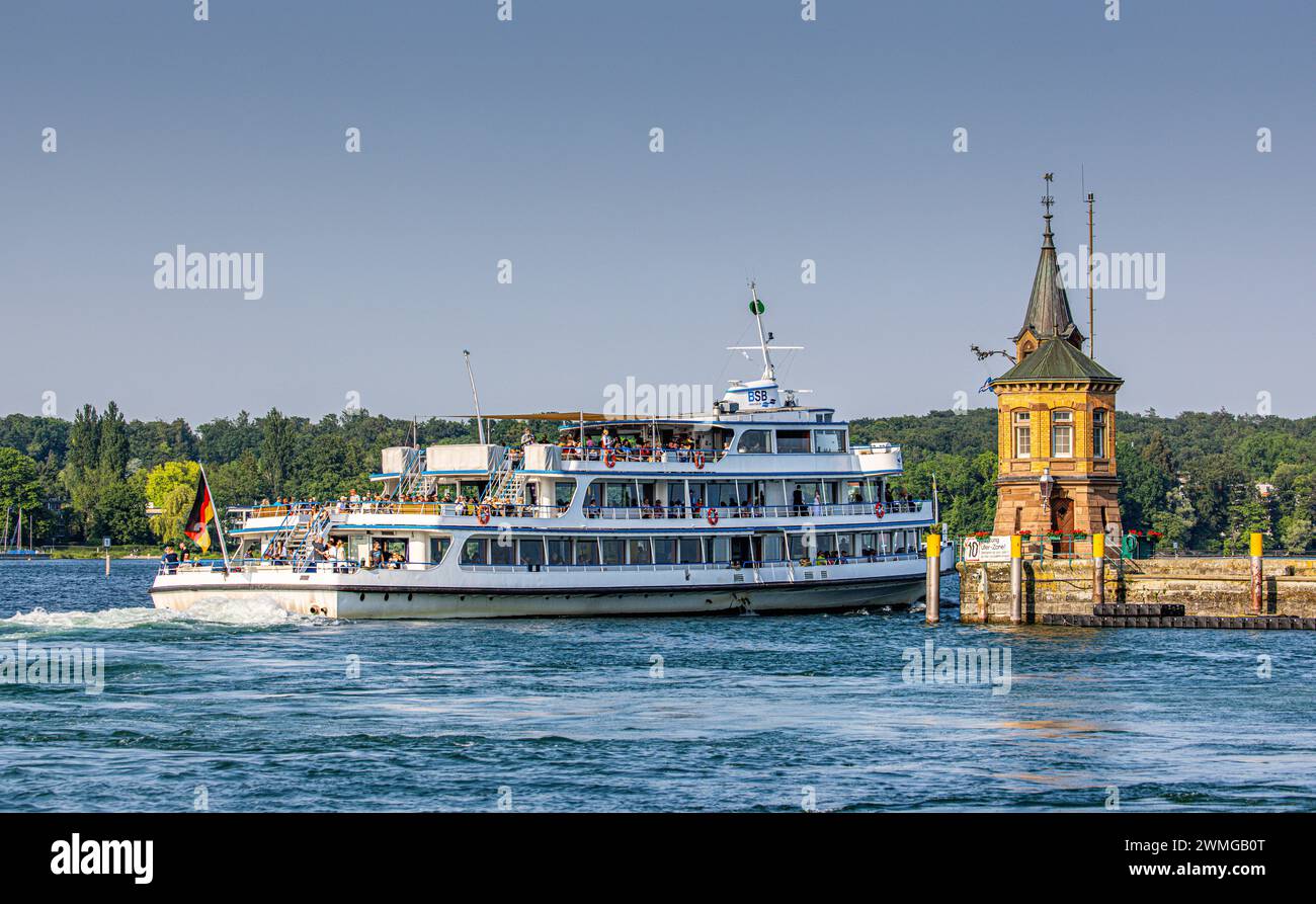 DAS Motorschiff Stuttgart fährt mit Passagieren vom Hafen Konstanz hinaus auf den Bodensee. (Konstanz, Deutschland, 27.05.2023) Banque D'Images