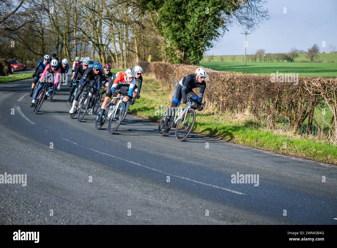 Le peloton attaque pour repousser les évadés lors du British Cycling Clayton Spring Classic, Clitheroe, Ribble Valley, Lancashire. Banque D'Images