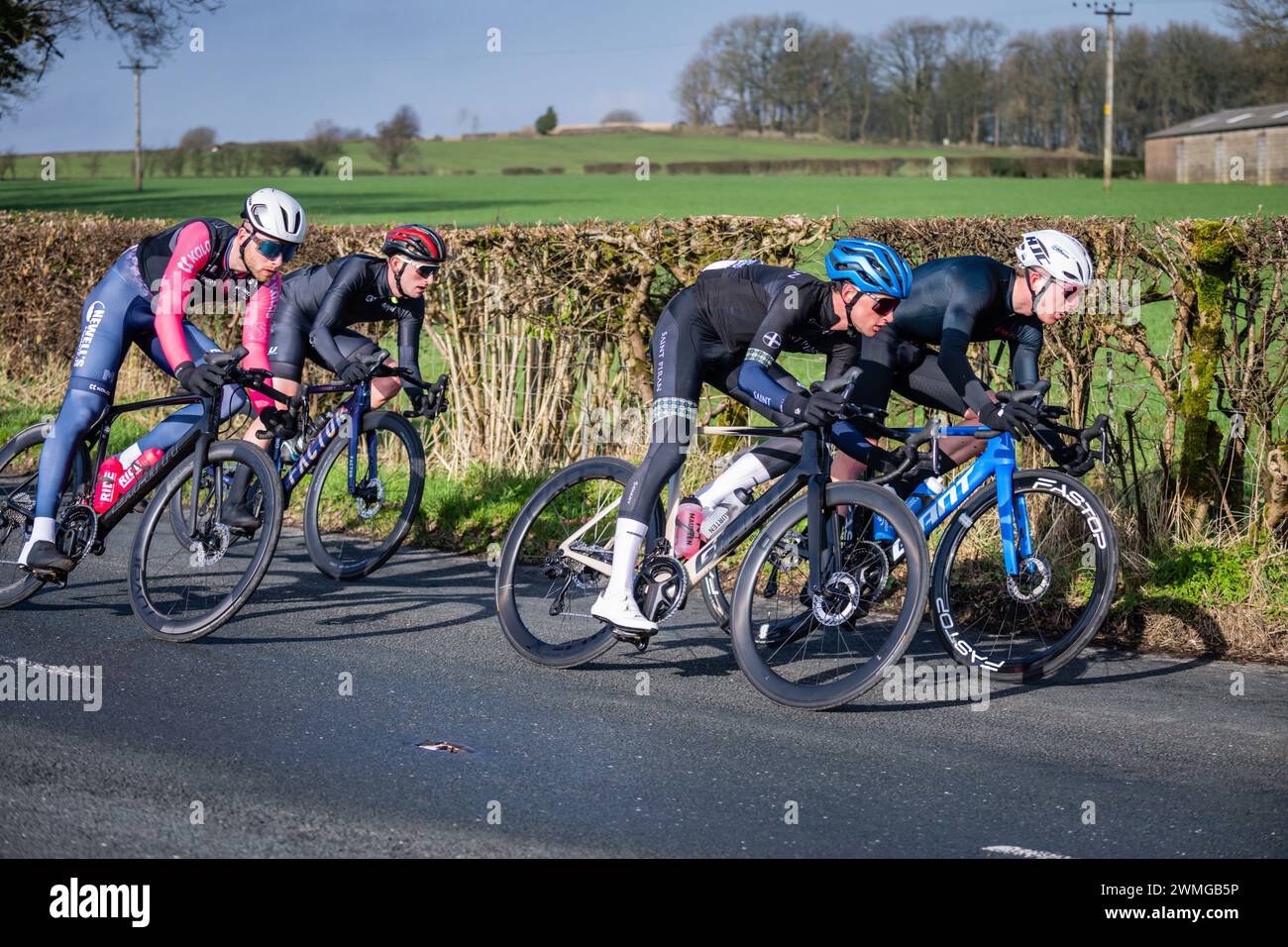 Le peloton attaque pour repousser les évadés lors du British Cycling Clayton Spring Classic, Clitheroe, Ribble Valley, Lancashire. Banque D'Images
